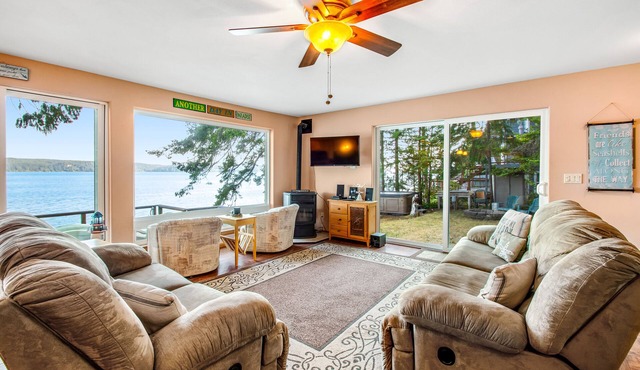 Waterfront retreat with firepit, grill, deck & washer/dryer