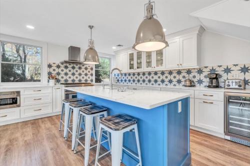 Waterfront Retreat with Private Dock and Fire Pit, Sleeps 8, Outdoor Dining, Spa-Style Primary, Gourmet Kitchen with Dual Dishwashers, Gas Fireplace, River Views, Bright Open Layout, Central AC, Perfect Coastal Escape for Families, 24 Hr Hospitality