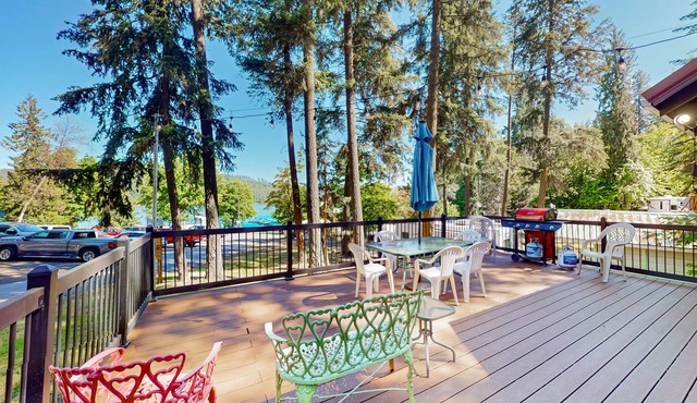 Waterfront retreat with a large deck, grill, board games, and AC - dog-friendly