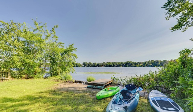 Waterfront Rhode Island Abode w/ Kayaks & Dock!