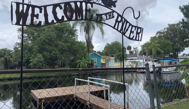 🛶🛥️WATERFRONT RIVER HOME FREE KYACKS! GULF ACCESS, FLOATING DOCK PETS WELCOME🐩🐈