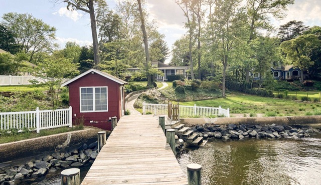 Waterfront River Breezes with private pier, parking and billiards room
