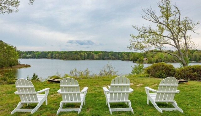 Waterfront River Escape w/Pool, Kayaks, Detached Suite +more