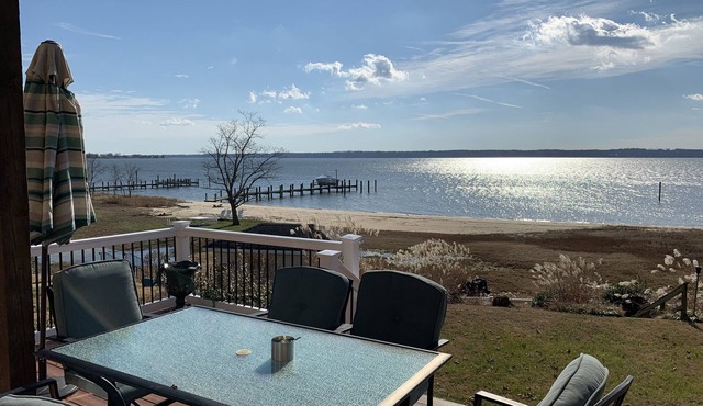 Waterfront riverhouse on a beautiful farm only 50 minutes from DC
