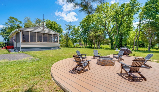 Waterfront Rock Point Vacation Rental w/Sunroom!