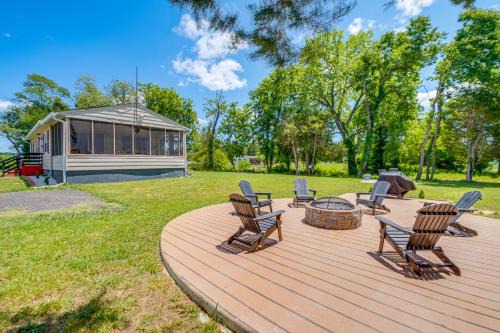 Waterfront Rock Point Vacation Rental with Sunroom!