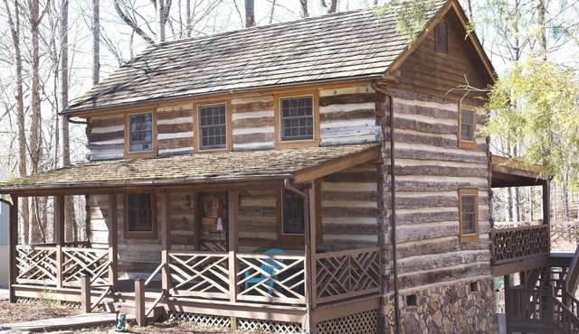 Waterfront rustic Cabin close to Bridgewater in the best cove on the lake!
