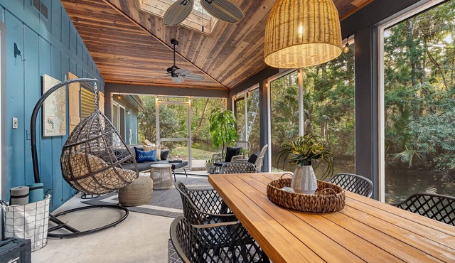 Waterfront Screen Porch with kayaks to experience the peaceful Halls River!