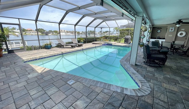 WATERFRONT SCREENED POOL AND SPA, PRIVATE 1 STORY 4BR WITH DOCK, LRG MASTER BR