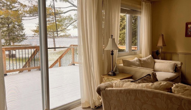WATERFRONT Seaside Bungalow. Amazing views on Island 17, Long Sault.