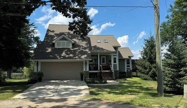 Waterfront Serenity Minutes from Ann Arbor & The Big House, Horseshoe Lake