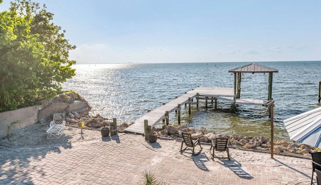Waterfront Shack on Tampa Bay! Tranquil Million dollar views,2 beds/loft cottage