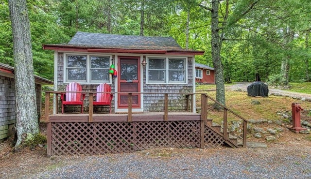 Waterfront shingled cottage with shared boat dock - near Acadia