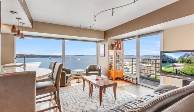 Waterfront Skyline Condo - Gym, Pool, Free Parking