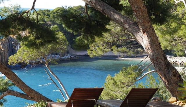 Waterfront, sleeps 8, direct access to the sea in 1 min.