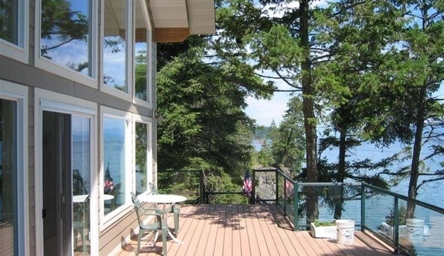 Waterfront! Sleeps 6-8. Beach access. Sale! 325nt for June 2025.