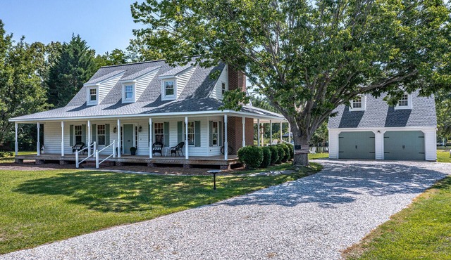 WATERFRONT Southern Living Upscale Cottage close to Main St! Time to RELAX!