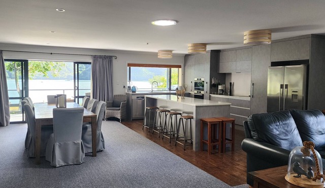 Waterfront & spacious. Room for cars & boat trailer. 6KM from Havelock Marina