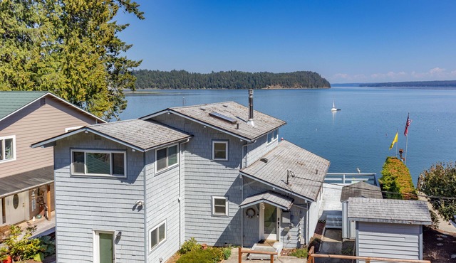 Waterfront Spectacular in Brinnon WA