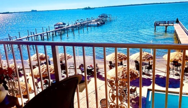 Waterfront Spectacular views condo-hotel studio