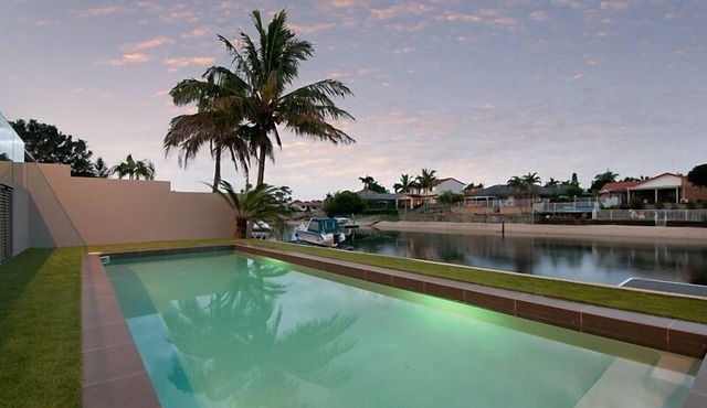 Waterfront Splendour – Luxurious waterfront living