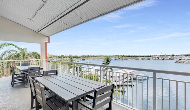 Waterfront "St. Croix" Penthouse, Pool, Dock, Pet
