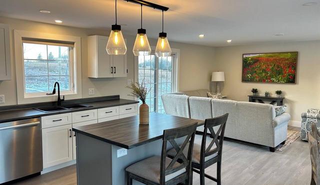 Waterfront St. Peters Bay retreat, 5 Minutes to the spa! New and cozy!
