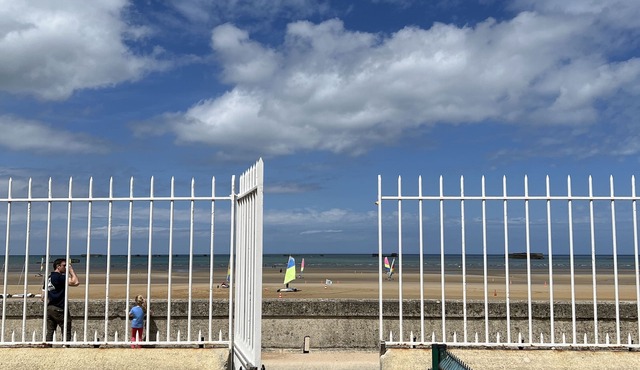 Waterfront Studio at Gold Beach, Sea View, Private Parking