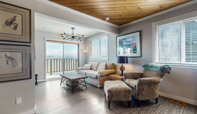 Waterfront studio cottage with stunning views