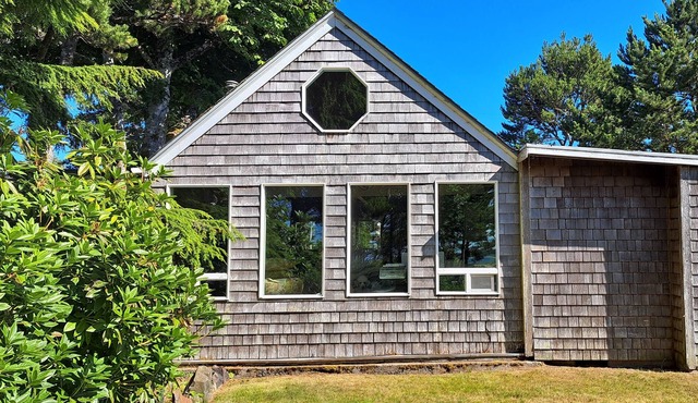 Waterfront studio cottage...just steps to the sandy shoreline of the Siletz Bay
