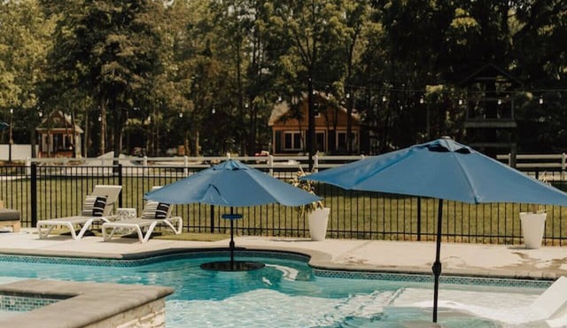 Waterfront studio w/pool - shopping and beaches