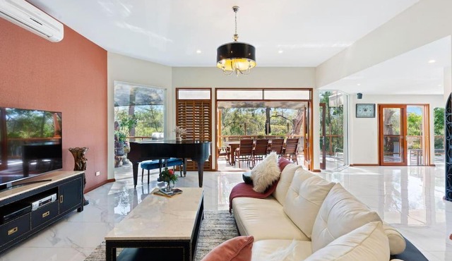 Waterfront Stunner, Huge 5 bed, Theme Parks, Pool, BBQ