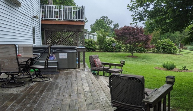 Waterfront Stunning River Retreat - Chesapeake Bay - Hot Tub-Kayaks-Fenced Yard