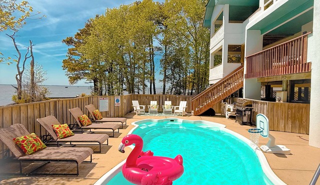 Waterfront, Stunning Views + Pool + Kayaks! Pet friendly!