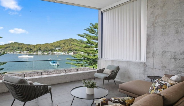 Waterfront stylish Apartment,stroll to cafes,restu