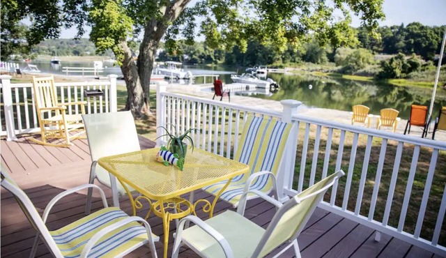 Waterfront Summer Cottage on Nanaquaket Pond