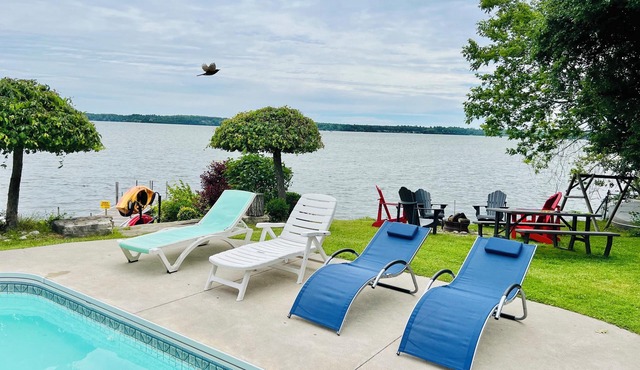 Waterfront Sunrise bungalow w/Swimming Pool