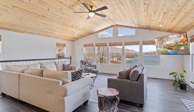 Waterfront Sunrise Beach Lake House!