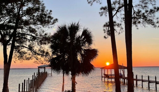 Waterfront Sunsets on Perdido Bay, Hot Tub, 4 Bedrm, 3 bath, Parking Onsite