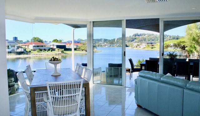 Waterfront Surprise! Lakeside fun, 5 mins from the beach