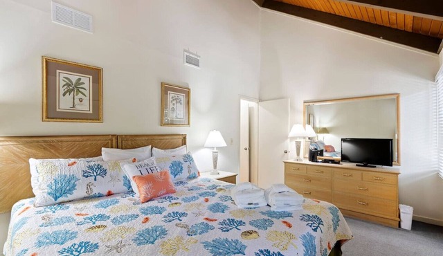 Waterfront Treehouse, 5 Mins to Beach, Sleeps 8!