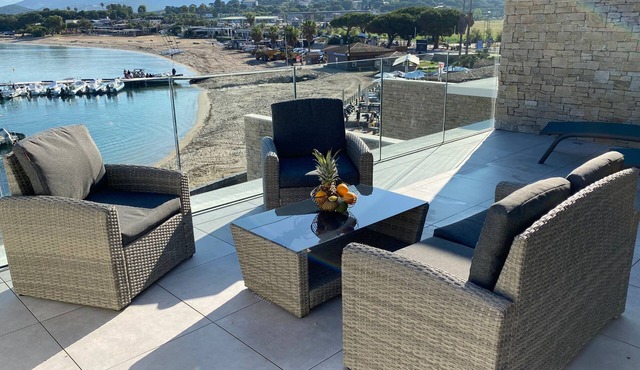 Waterfront terrace apartment in Porticcio