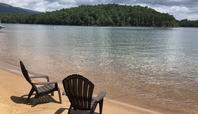 Waterfront-The Arbor Lake James w/200' of Sandy Beach & Dock-a gated community