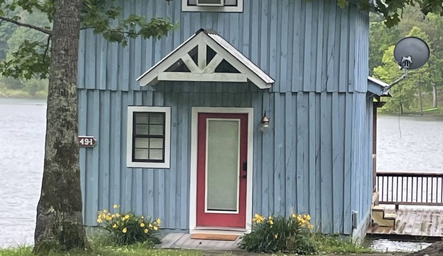 Waterfront Tiny Fishing Cabin -30 minutes from Chattanooga