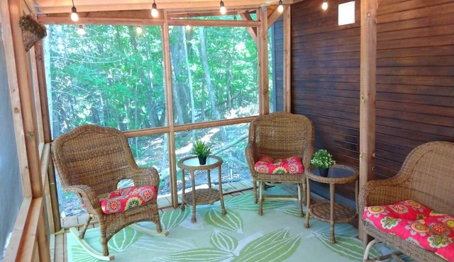 WaTERFRoNT TiNY HoUSe NeAR PeRth & an HouR to OttAwA - A Perfect Getaway for Two