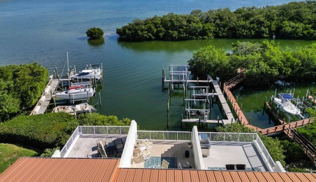 WATERFRONT TOWNHOME WITH BOAT SLIP, ELEVATOR, & POOL! PET FRIENDLY!