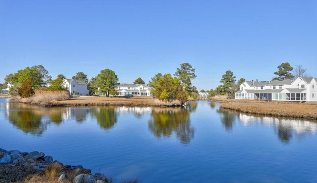 Waterfront townhome minutes to beach w 2 pools