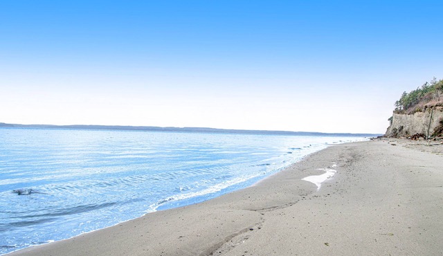 Waterfront townhouse with fast WiFi & fireplace plus a seasonal pool & tennis