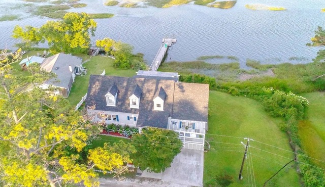 Waterfront tranquility! Close to everything!