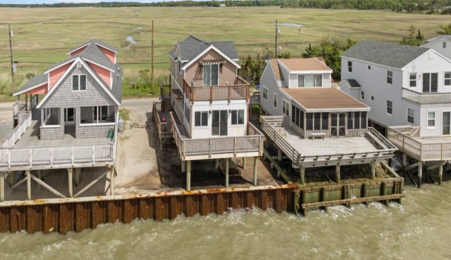 WATERFRONT 2 bedroom 1.5 bath Pet Friendly Cottage sleeps 6